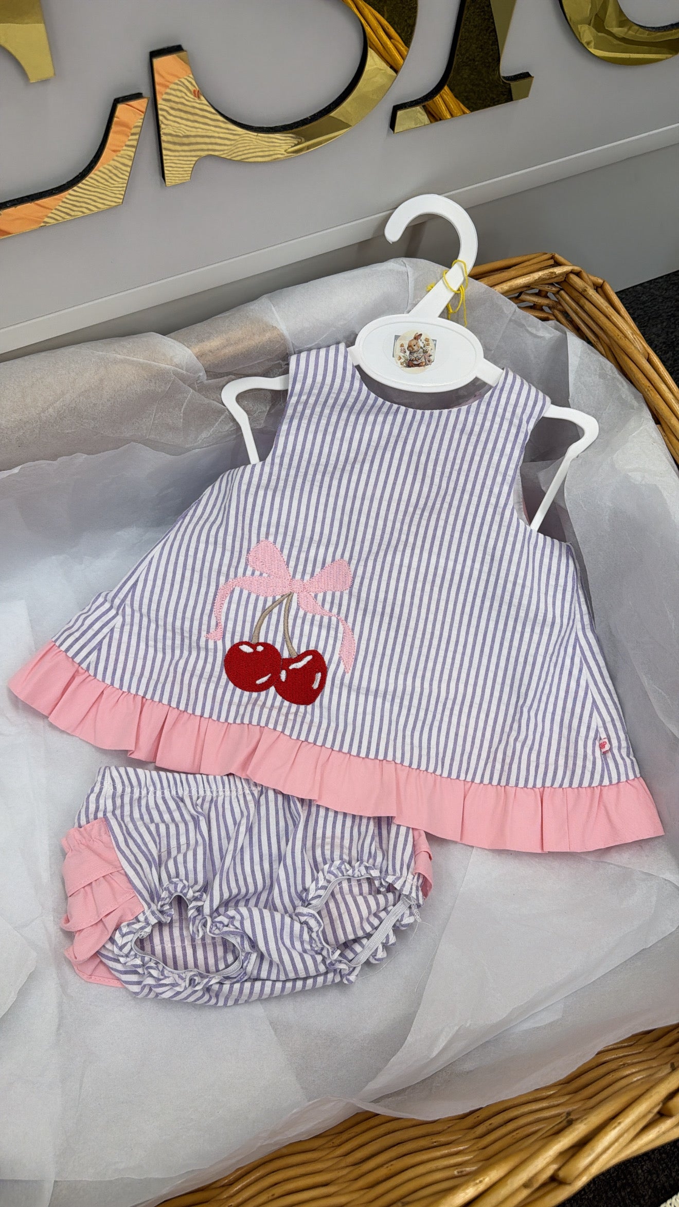 Swing pant cherry outfit