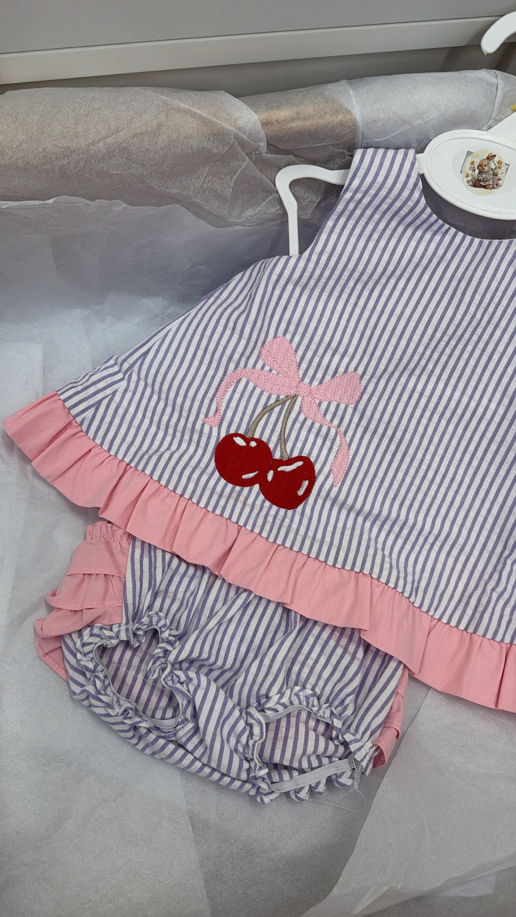 Swing pant cherry outfit
