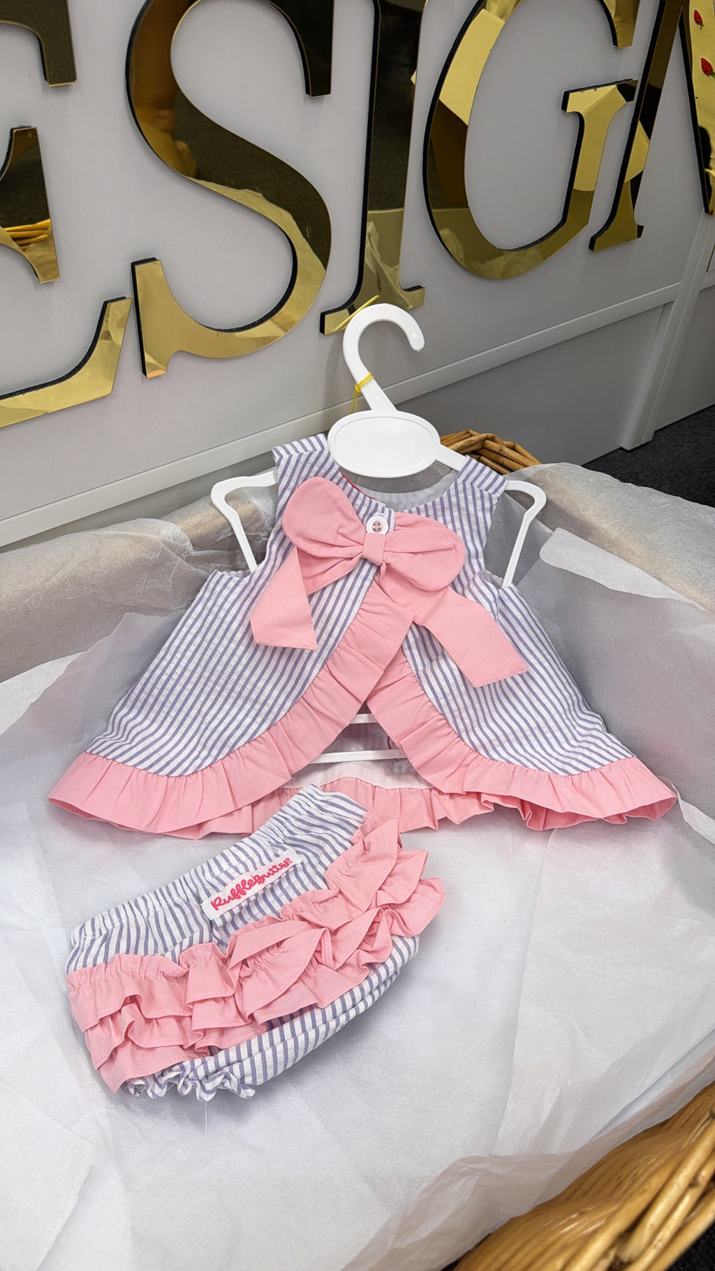 Swing pant cherry outfit