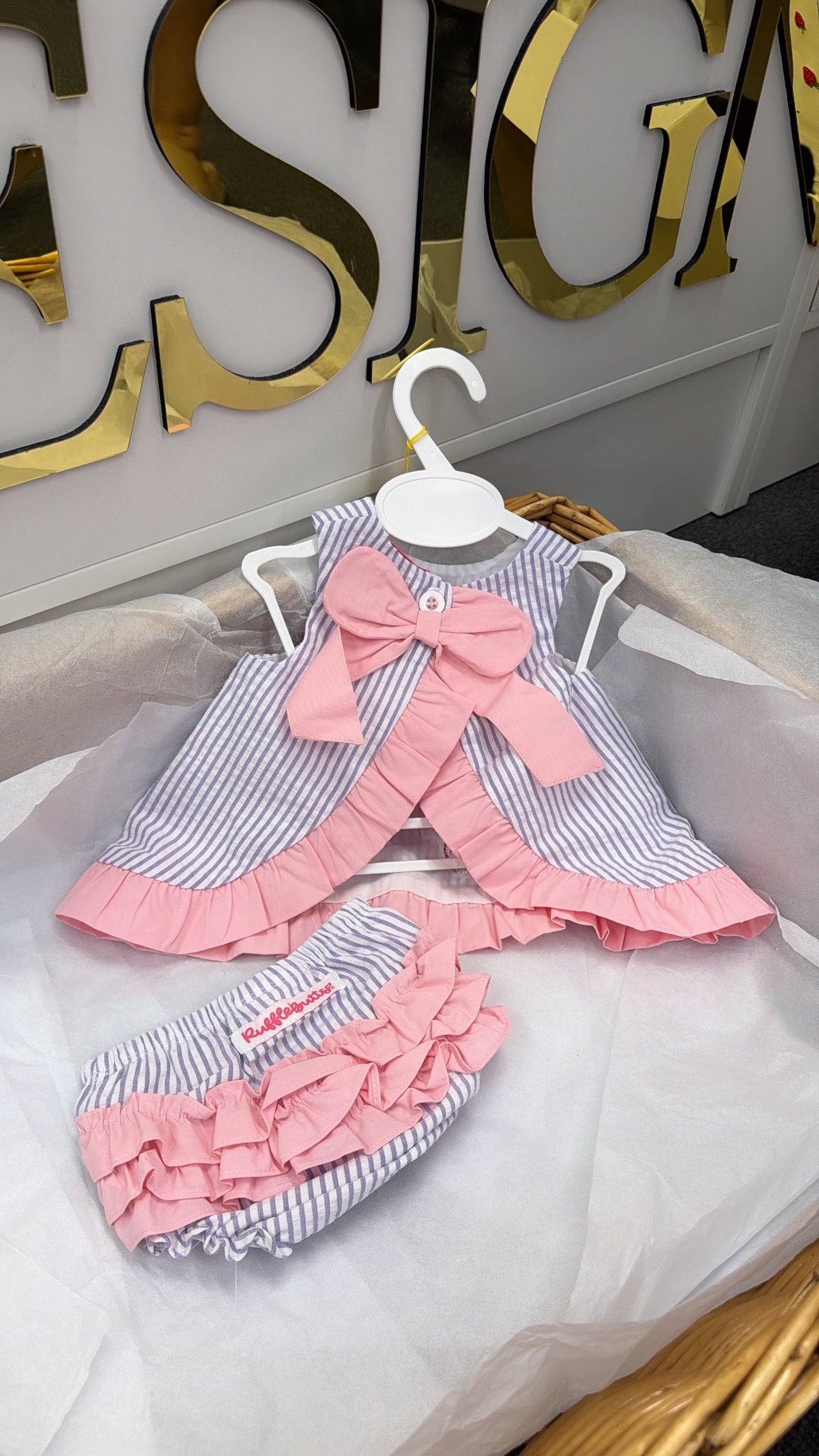 Swing pant cherry outfit